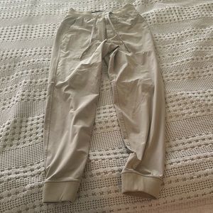 Lululemon ABC Jogger Shorter 28” - Size Small